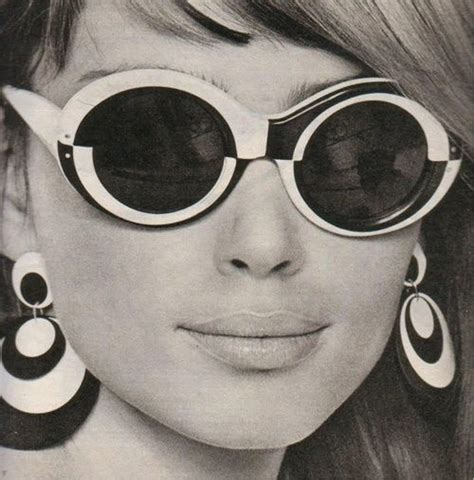 donna anni 60 occhiali gucci e fazzoletto|Moda anni 60: uno sguardo al passato .